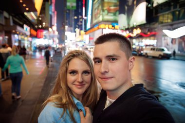 New Your City'de seyahat eden ve selfie fotoğrafı çeken mutlu çift