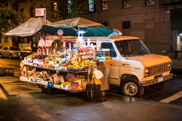 Obstladen in der Mannhattan Straße in der Nacht — Stockfoto