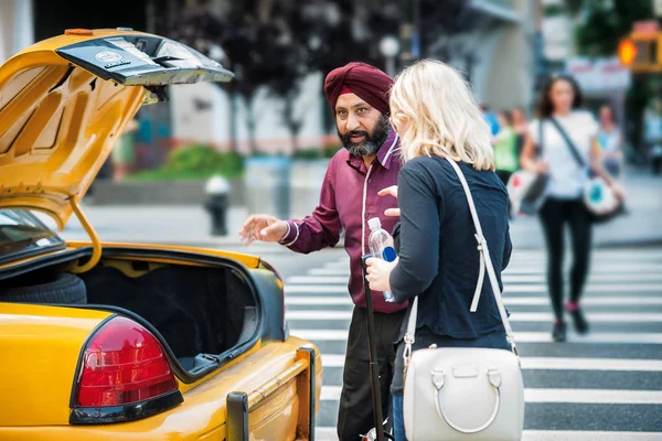 Taxista da cidade de Nova York táxi pegando passanger da rua — Fotografia de Stock