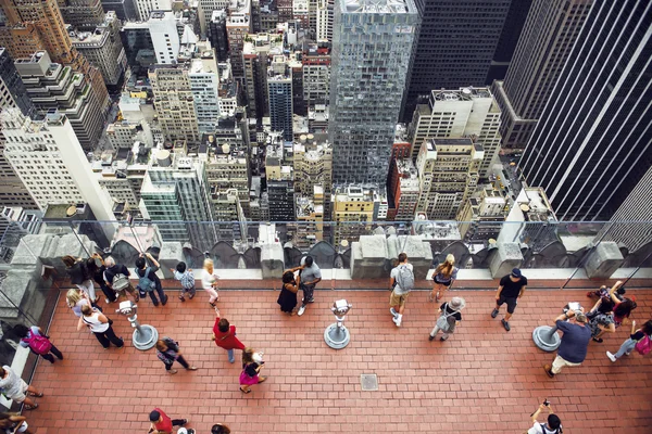 Turystyczny ludzi fotografowanie z dachu na Manhattanie wieżowiec — Zdjęcie stockowe