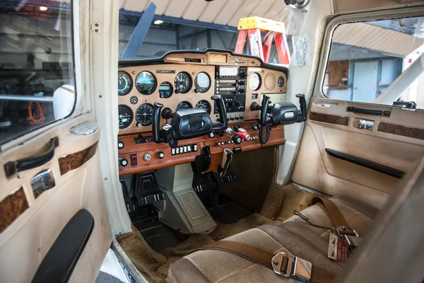 Pequeña cabina de piloto de avión privado con equipo de aviónica — Foto de Stock