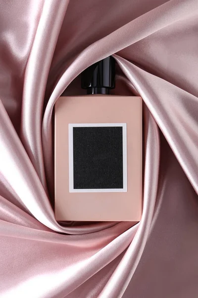 粉红绸缎上的香水瓶 背景芬芳 底色幽暗 底色清澈 顶部视图 — 图库照片