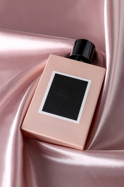 粉红绸缎上的香水瓶 背景芬芳 底色幽暗 底色清澈 顶部视图 — 图库照片