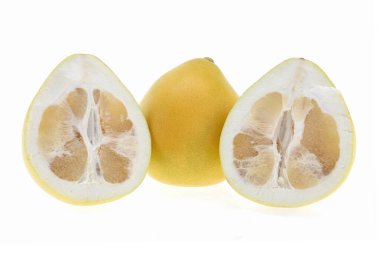 Yarısı beyaz arka plandaki çiğ yiyeceğe ayrılmış Pomelo.