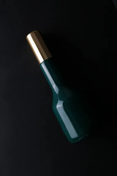 Siyah Parfüm Şişesinin Bir Kopyası Karanlık Boş Arka Planda Üst — Stok fotoğraf