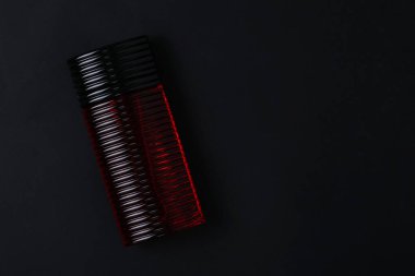 Kırmızı parfüm şişesinin bir kopyası. Karanlık ve boş arka planda. Üst Manzara. Yatay