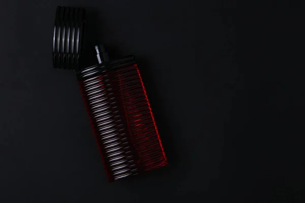 Mockup Fragrância Vermelha Garrafa Perfume Mockup Fundo Escuro Vazio Vista — Fotografia de Stock