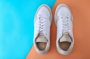 Jeddah Suudi Arabistan 7 Kasım 2020: Adidas Koşu Botları. Adidas, çok uluslu şirket. Beyazda izole edilmiş. Ürün çekimleri