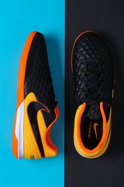 Jeddah Suudi Arabistan 7 Kasım 2020 Nike Sneaker veya renkli zeminde spor ayakkabıları