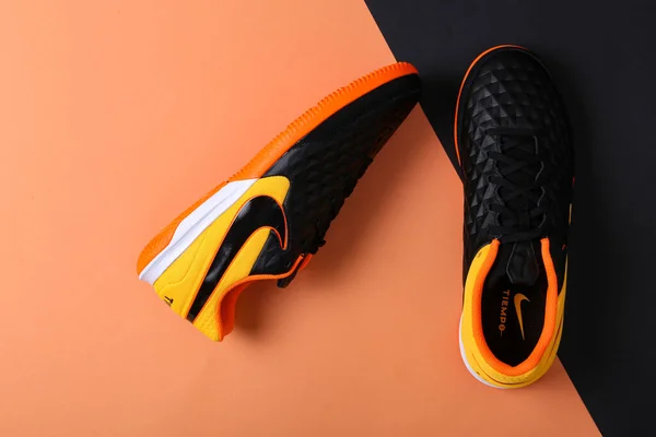 Jeddah Suudi Arabistan 7 Kasım 2020 Nike Sneaker veya renkli zeminde spor ayakkabıları