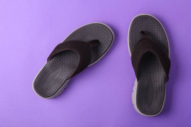 Mavi arka planda kahverengi parmak arası terlikler. Kopyalama alanı olan üst görünüm.