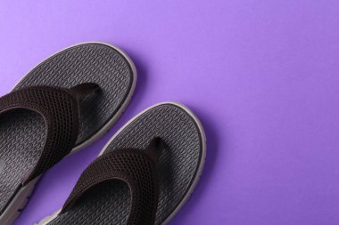 Mavi arka planda kahverengi parmak arası terlikler. Kopyalama alanı olan üst görünüm.