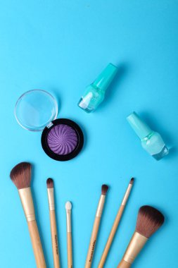 Renkli arka planda dekoratif kozmetik seti