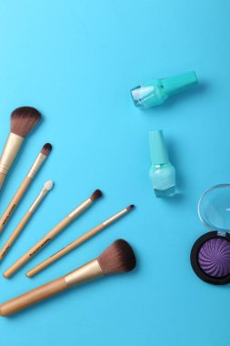 Renkli arka planda dekoratif kozmetik seti