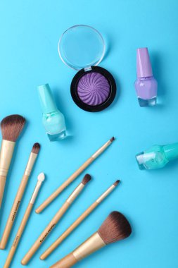 Renkli arka planda dekoratif kozmetik seti