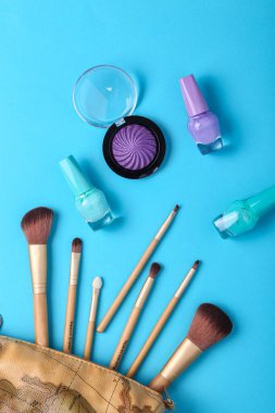 Renkli arka planda dekoratif kozmetik seti