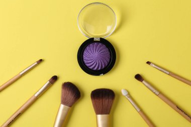 Güzellik kozmetik makyaj ürünü düzeni. Moda kadını fırça yapar. Şık tasarım arka planı. Yaratıcı moda konsepti. Kozmetik makyaj fırçası koleksiyonu, üst görünüm, afiş