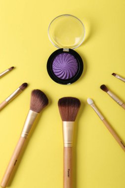 Güzellik kozmetik makyaj ürünü düzeni. Moda kadını fırça yapar. Şık tasarım arka planı. Yaratıcı moda konsepti. Kozmetik makyaj fırçası koleksiyonu, üst görünüm, afiş