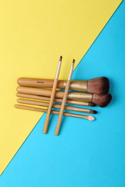 Güzellik kozmetik makyaj ürünü düzeni. Moda kadını fırça yapar. Şık tasarım arka planı. Yaratıcı moda konsepti. Kozmetik makyaj fırçası koleksiyonu, üst görünüm, afiş