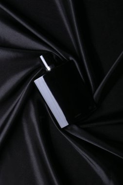 Siyah parfüm şişesinin bir kopyası. Karanlık ve boş arka planda. Üst Manzara. Yatay