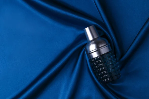 蓝色芬芳的调酒和深空背景下的乳液香水瓶 顶部视图 — 图库照片