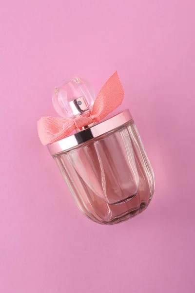 Composição Plana Com Frascos Perfume Flores Sobre Fundo Rosa Claro — Fotografia de Stock