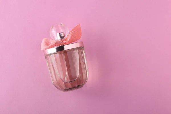 Composición Plana Con Botellas Perfume Flores Sobre Fondo Rosa Claro —  Fotos de Stock