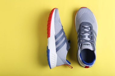 Jeddah Suudi Arabistan 26 Aralık 2020: Gri Adidas Koşu Ayakkabıları. Adidas, çok uluslu şirket. Siyah ve Sarı arka planda izole edilmiş. Ürün çekimleri