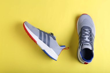 Jeddah Suudi Arabistan 26 Aralık 2020: Gri Adidas Koşu Ayakkabıları. Adidas, çok uluslu şirket. Siyah ve Sarı arka planda izole edilmiş. Ürün çekimleri