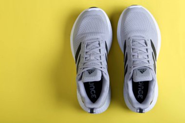 Jeddah Suudi Arabistan 26 Aralık 2020: Gri Adidas Koşu Ayakkabıları. Adidas, çok uluslu şirket. Siyah ve Sarı arka planda izole edilmiş. Ürün çekimleri