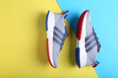 Jeddah Suudi Arabistan 26 Aralık 2020: Gri Adidas Koşu Ayakkabıları. Adidas, çok uluslu şirket. Siyah ve Sarı arka planda izole edilmiş. Ürün çekimleri