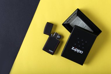 Jeddah Suudi Arabistan 26 Aralık 2020: Renkli arka plan çakmağı üzerine Zippo çakmağı