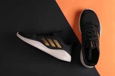 Jeddah Suudi Arabistan 6 Ocak 2021: Beyaz Adidas Koşu botları. Adidas, çok uluslu şirket. Siyah ve Turuncu arka planda izole edilmiş. Ürün çekimleri