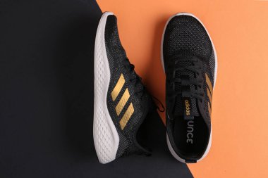 Jeddah Suudi Arabistan 6 Ocak 2021: Beyaz Adidas Koşu botları. Adidas, çok uluslu şirket. Siyah ve Turuncu arka planda izole edilmiş. Ürün çekimleri