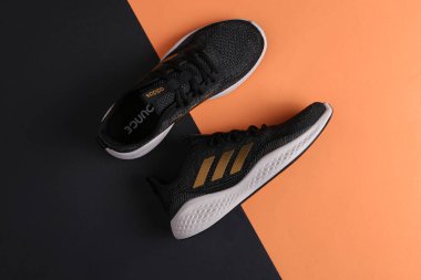 Jeddah Suudi Arabistan 6 Ocak 2021: Beyaz Adidas Koşu botları. Adidas, çok uluslu şirket. Siyah ve Turuncu arka planda izole edilmiş. Ürün çekimleri