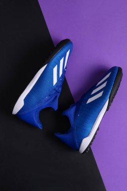 Jeddah Suudi Arabistan 6 Ocak 2021: Beyaz Adidas Koşu botları. Adidas, çok uluslu şirket. Siyah ve Mor arka planda izole edilmiş. Ürün çekimleri