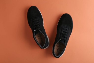 Jeddah Suudi Arabistan 6 Ocak 2021 Geox Sembolü Siyah ve Turuncu arka planda izole edildi. Ürün çekimleri. 