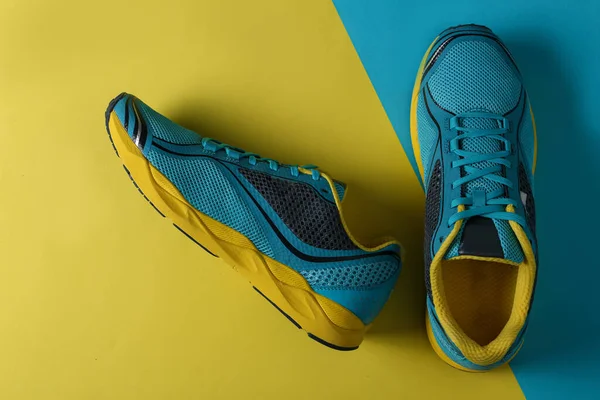 Blue Running Boots Ovanifrån Sportskor Med Blå Och Gul Bakgrund — Stockfoto