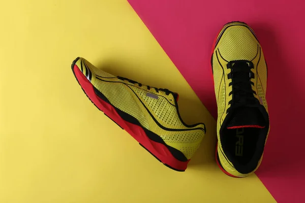Amarelo Botas Corrida Top View Sport Sapatos Com Fundo Vermelho — Fotografia de Stock