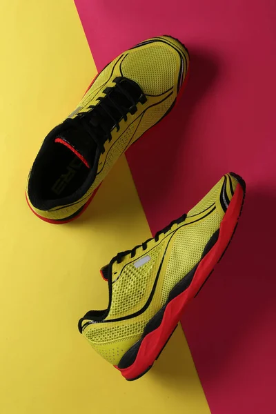 Scarpe Corsa Gialle Top View Sport Con Sfondo Rosso Giallo — Foto Stock