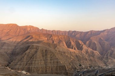 Jebel Jais Dağları 'nın hava günbatımı görüntüsü, Ras Al Khaimah, BAE