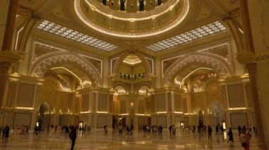 Abu Dabi, Birleşik Arap Emirlikleri 13 Aralık 2025: İHA Başkanlık Sarayı 'nın iç cephesi, Abu Dabi' de büyük İslami mimari ve süsleme tasarımı sergilenmektedir..