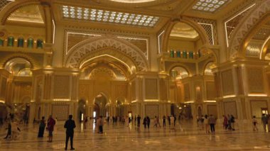 Abu Dabi, Birleşik Arap Emirlikleri 13 Aralık 2025: İHA Başkanlık Sarayı 'nın iç cephesi, Abu Dabi' de büyük İslami mimari ve süsleme tasarımı sergilenmektedir..