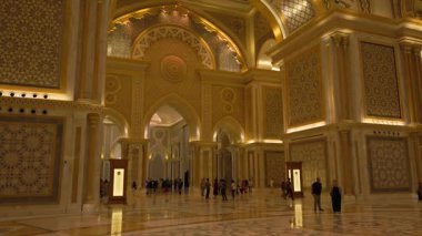 Abu Dabi, Birleşik Arap Emirlikleri 13 Aralık 2025: İHA Başkanlık Sarayı 'nın iç cephesi, Abu Dabi' de büyük İslami mimari ve süsleme tasarımı sergilenmektedir..