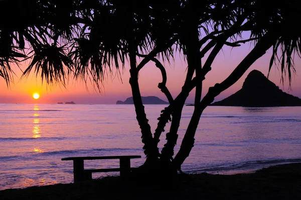 Chinamans Hat Sunrise at Kualoa Park, Oahu Hawaii — стокове фото