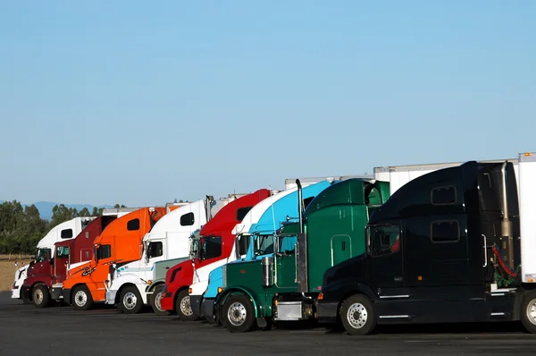 Semi-camions alignés dans une rangée Photos De Stock Libres De Droits
