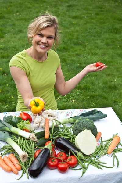 Jolie fille blonde avec des légumes — Photo