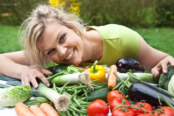 Jolie fille blonde avec des légumes — Photo