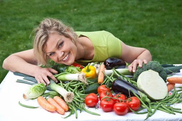 Linda chica rubia con verduras — Foto de Stock