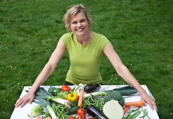 Jolie fille blonde avec des légumes — Photo